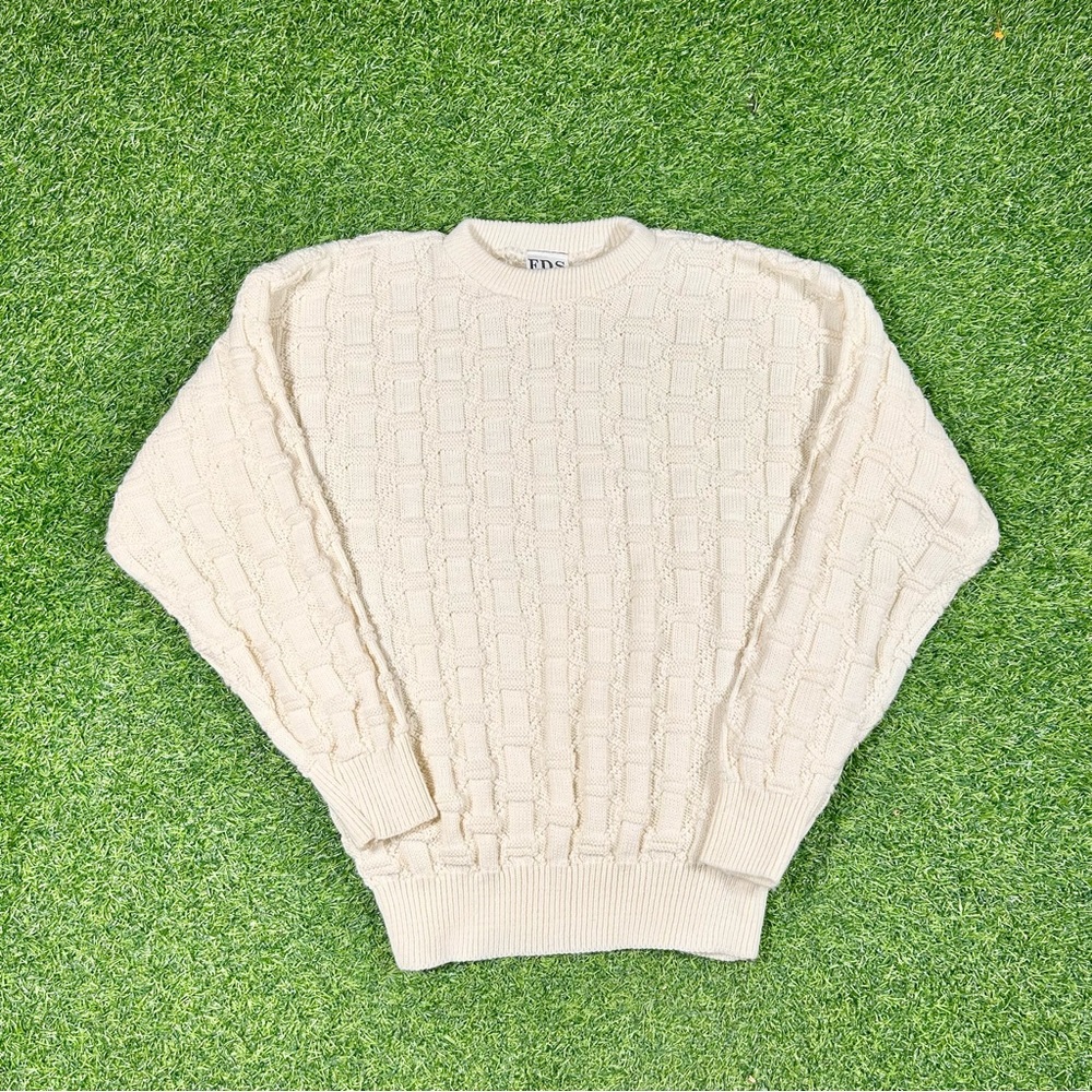 Super cozy vintage 90’s 3d knit off white beige sweater